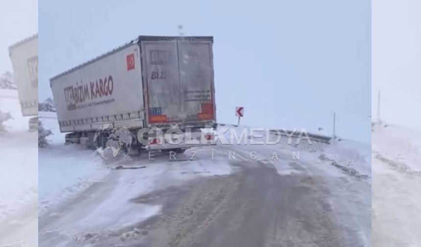 Erzincan – Kemah Yolunda TIR Yoldan Çıktı