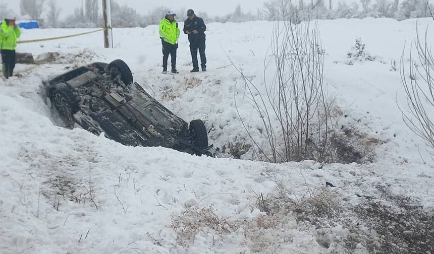 Erzincan-Sivas Yolunda Polis Aracı Şarampole Devrildi: 2 Polis Yaralandı
