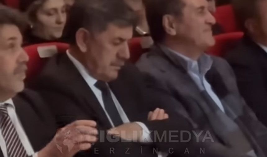 Yoğun Programın Yorgunluğu: Erzincan Belediye Başkanı Bekir Aksun Konser Sırasında Uyukladı