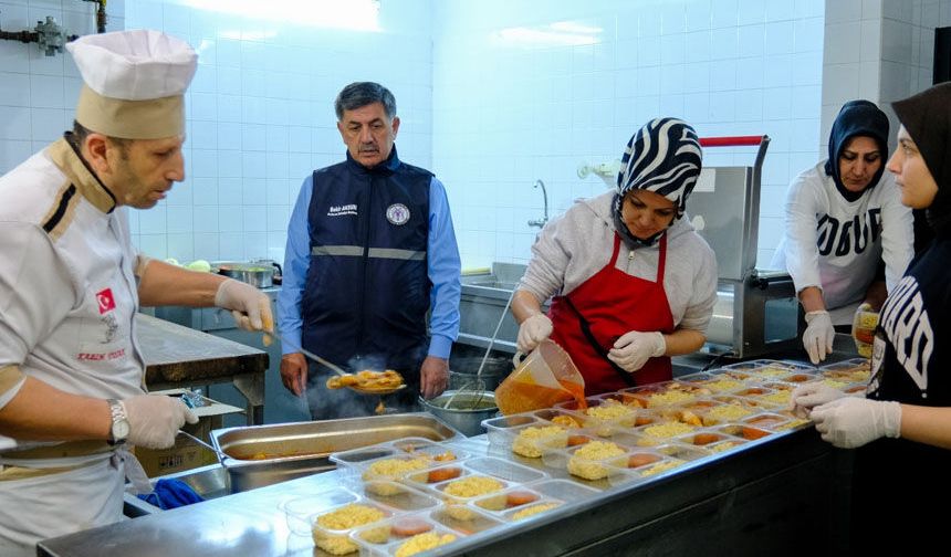 Erzincan Belediyesi'nden İhtiyaç Sahiplerine İftar Hizmeti