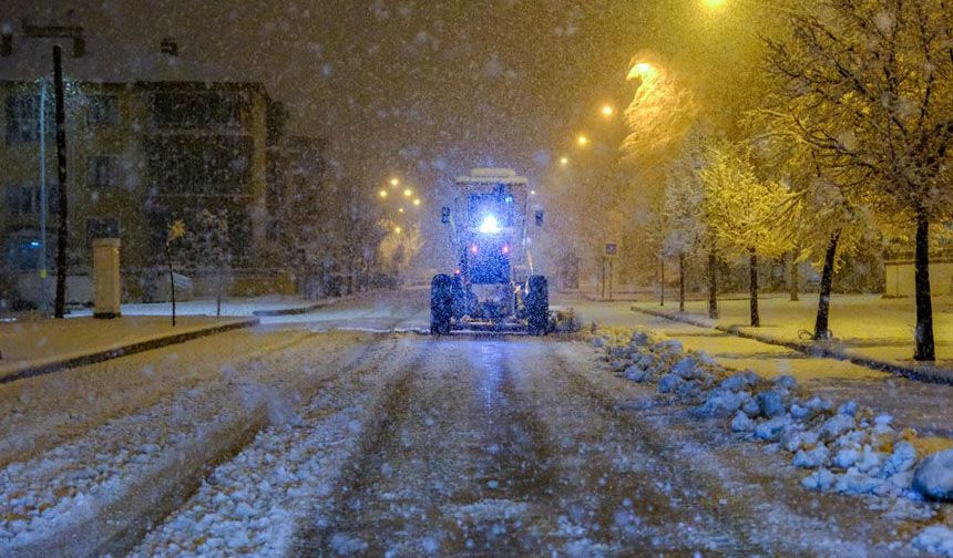 Belediye Ekipleri Kar Temizleme Çalışmalarını Sürdürüyor