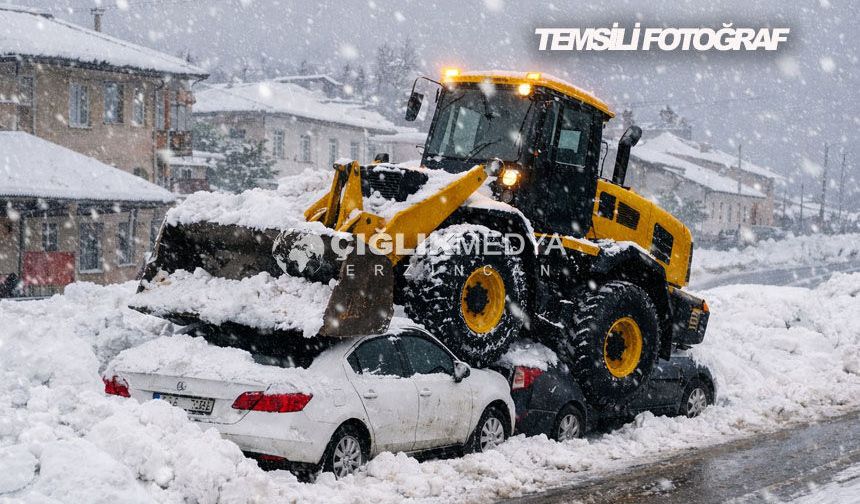 Üzümlü’de İlginç Kaza: Kar Küreme Aracı, Kar Altındaki Otomobilin Üzerine Çıktı
