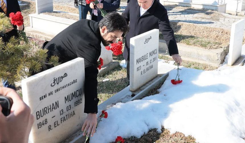 Batuhan Mumcu, Depremde Kaybettiği Babasını Erzincan’da Mezarı Başında Andı