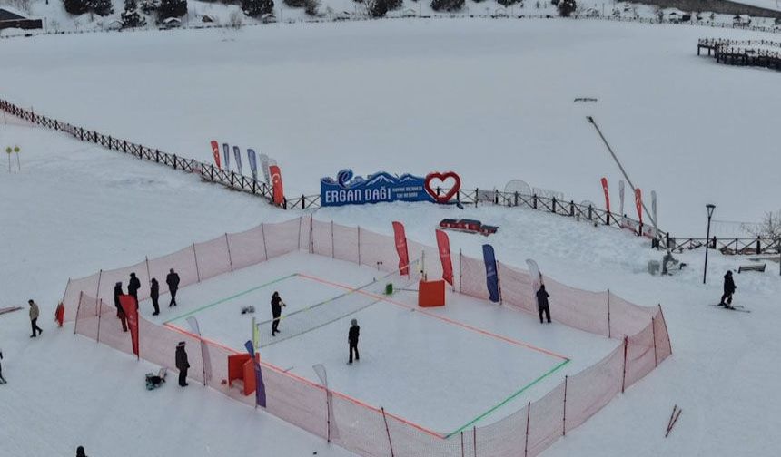 Ergan Dağı’nda Kar Voleybolu Heyecanı Devam Ediyor