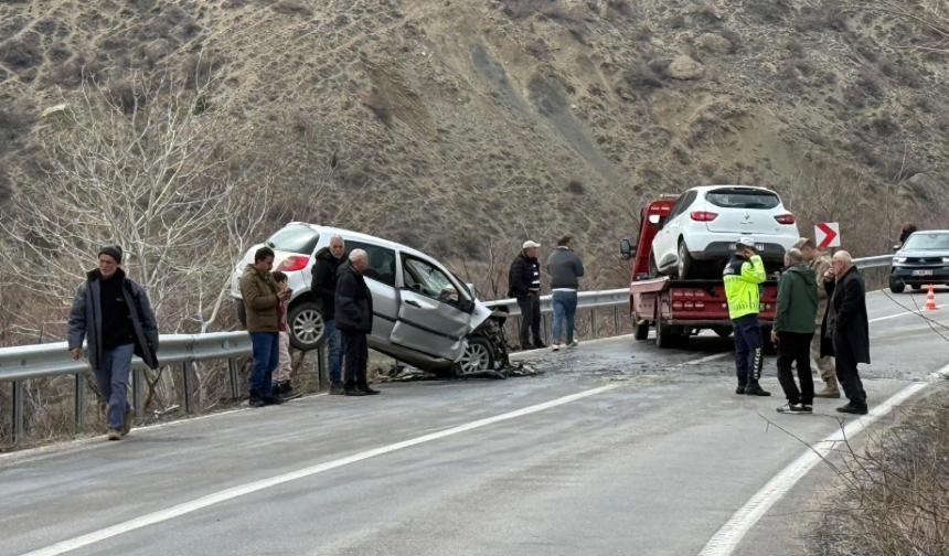 Erzincan–Kemah Yolunda Kafa Kafaya Çarpışma: 4 Yaralı