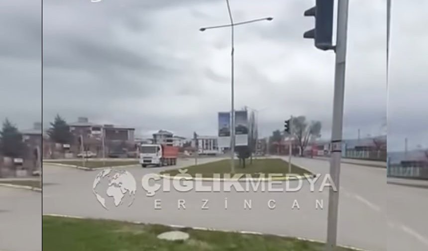 Erzincan’da Kavşak Tepkisi! Şeker Fabrikası Önünde Yön Levhası Eksikliği