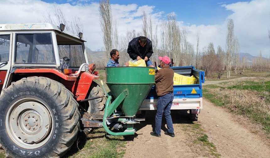 Erzincan’da 7 Köyde Mera Gübreleme Çalışması