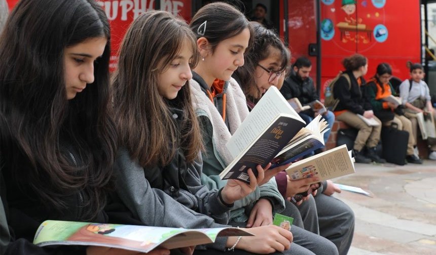 Kütüphane Haftası'nda Kitap Okuyoruz Etkinliği