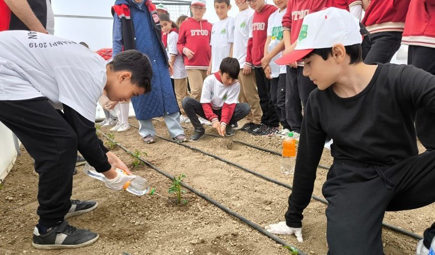 Erzincan'da Minik Eller Toprakla Buluştu