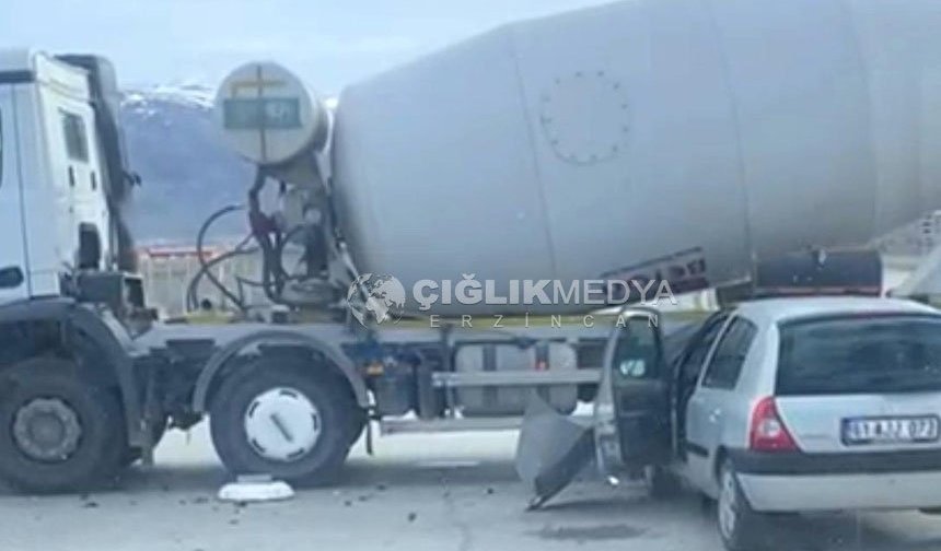 Erzincan OSB’de Beton Mikseri ile Otomobil Çarpıştı