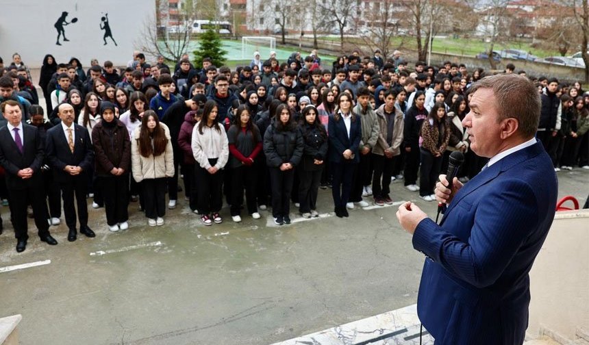 Vali Aydoğdu Lise Öğrencileriyle Bir Araya Geldi