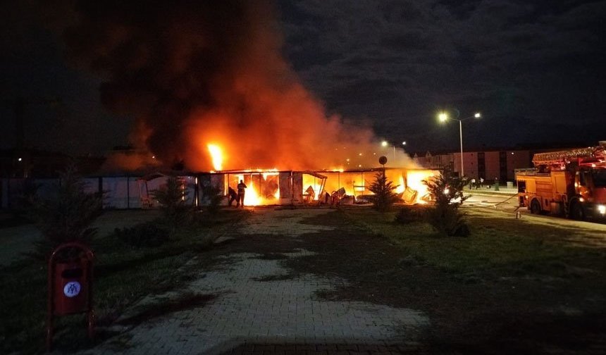 Erzincan’da TOKİ şantiyesinde yangın: 12 konteyner yandı