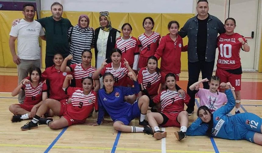 İzzetpaşa Ortaokulu Yıldız Kız Futsal Takımı Türkiye Finallerinde
