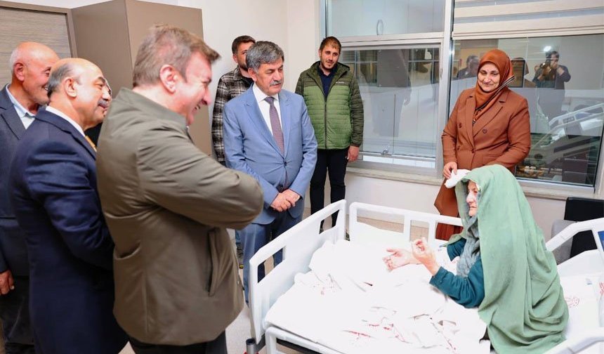 Bekir Aksun'un Annesine Hastane Ziyareti