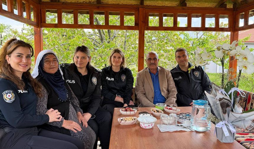 Erzincan Emniyeti Şehit Ailelerini Anneler Günü'nde Ziyaret Etti