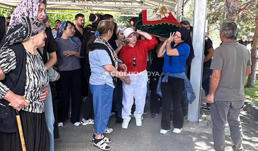 Erzincan'da Hayatını Kaybeden Kadın Son Yolculuğuna Uğurlandı