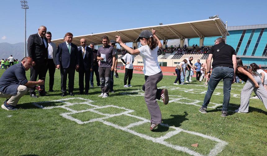 Bin Öğrencinin Katılımıyla Geleneksel Çocuk Oyunları Şenliği Coşkusu Yaşandı
