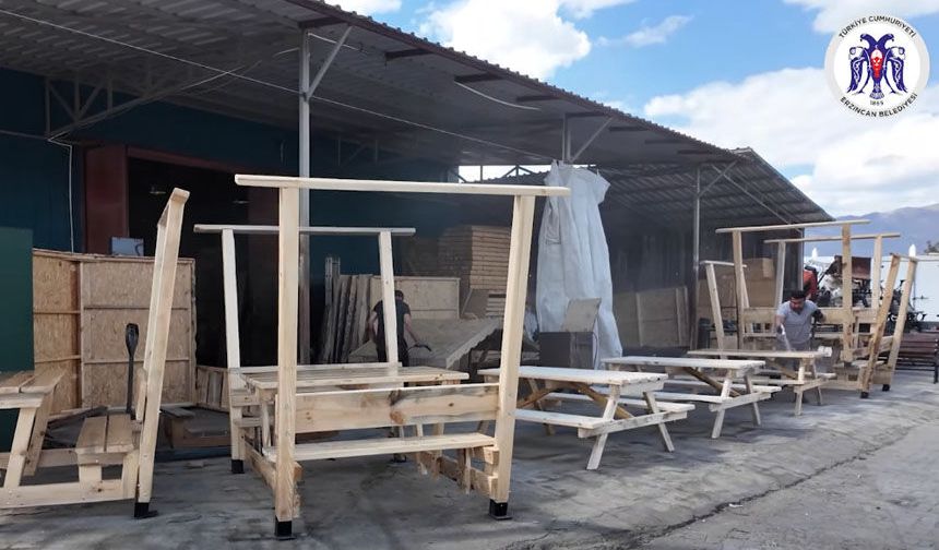 Erzincan Belediyesi Kent Mobilyalarını Kendi Atölyesinde Üretiyor