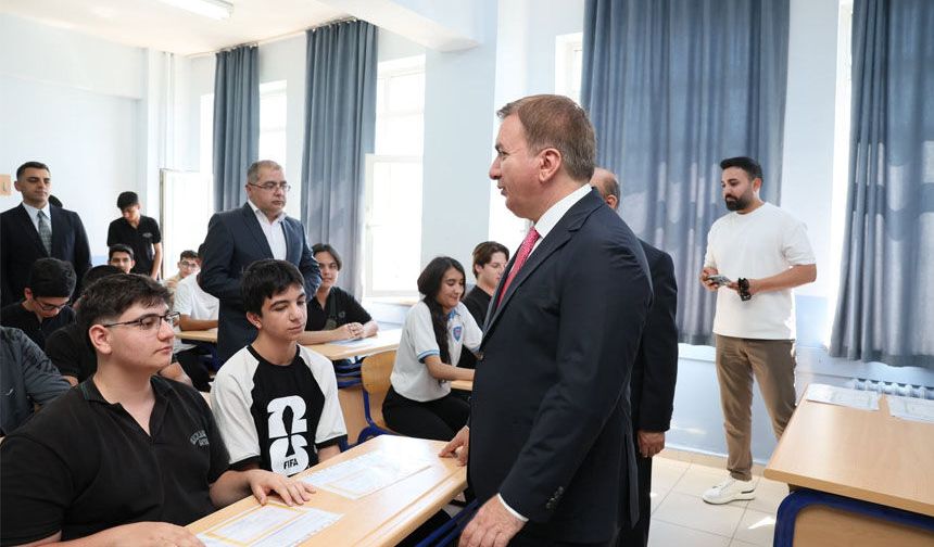 Vali Aydoğdu Öğrencilere Karnelerini Verdi