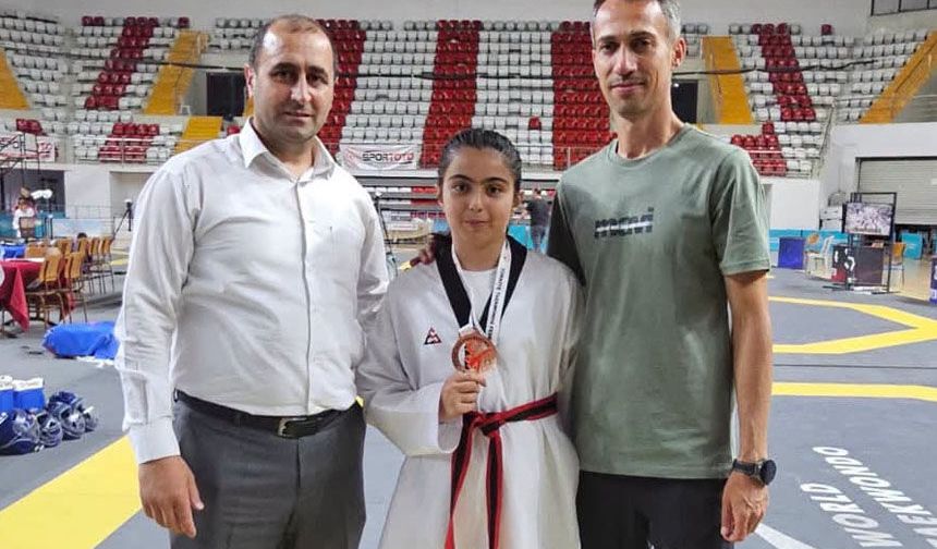 Erzincanlı Sporcu Zehra Ecrin Biçer'den Bölge Üçüncülüğü