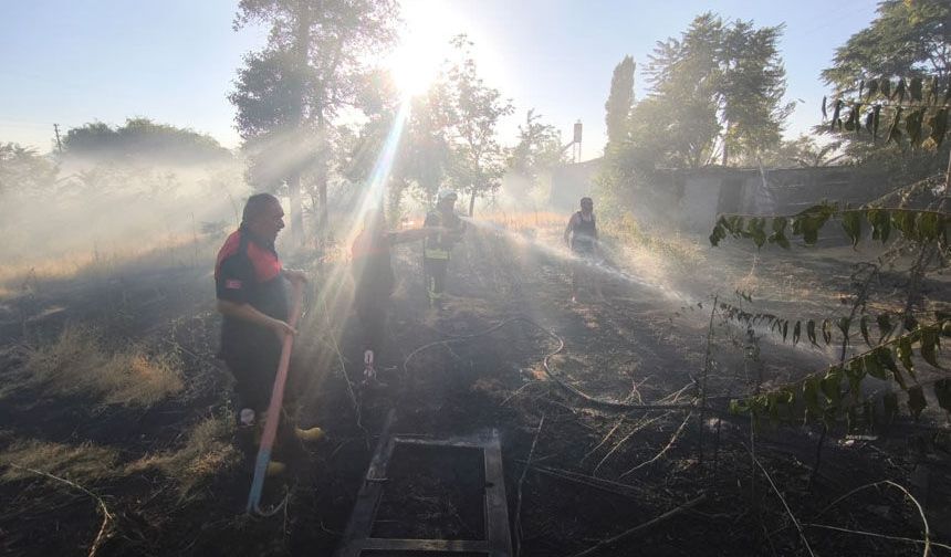 Erzincan'da Arsa Yangını Büyümeden Söndürüldü