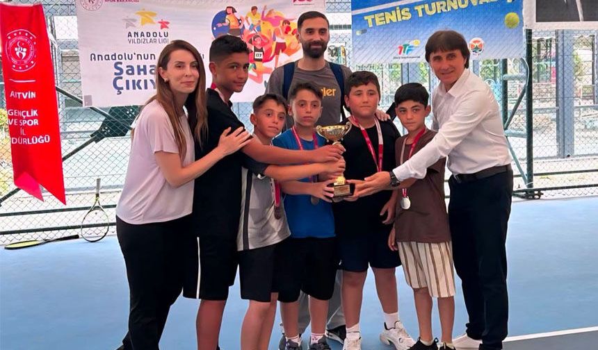 Erkek Tenis Takımımız ANALİG'de Gümüş Madalyayla Yarı Finale Yükseldi