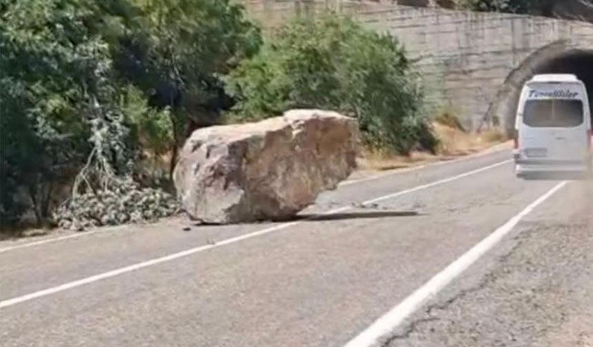 Tunceli-Erzincan Yolunda Dev Kaya Tehlikesi