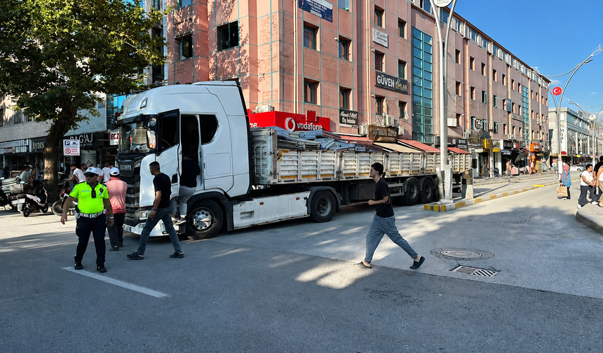 Ara Caddeye Giren TIR Trafiği Kilitledi: “Senin Orada Ne İşin Var?”