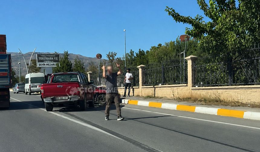 Terzibaba Mezarlığı Önündeki Araç Parkları Tehlike Oluşturuyor