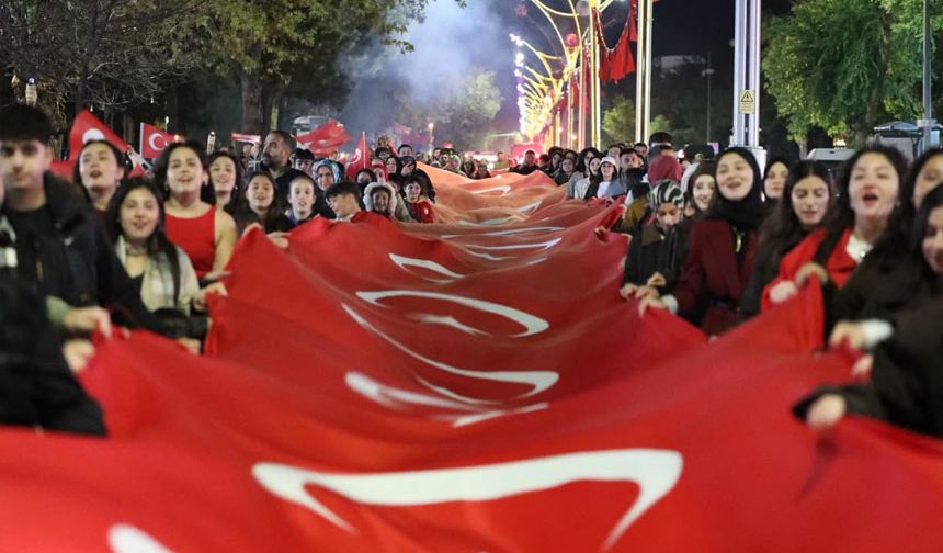 Erzincan’da Yüzlerce Kişi Fener Alayı’nda Buluştu