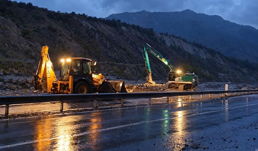 Ekipler Sağanak Altında Yolu Açmaya Çalışıyor
