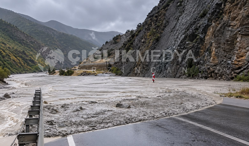 Erzincan–Erzurum Kara Yolunda Heyelan: Yol Ulaşıma Kapatıldı