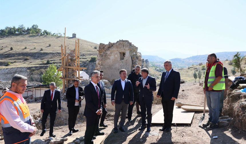 Vali Aydoğdu, Sultan Melik Türbesi’ndeki Restorasyonu İnceledi